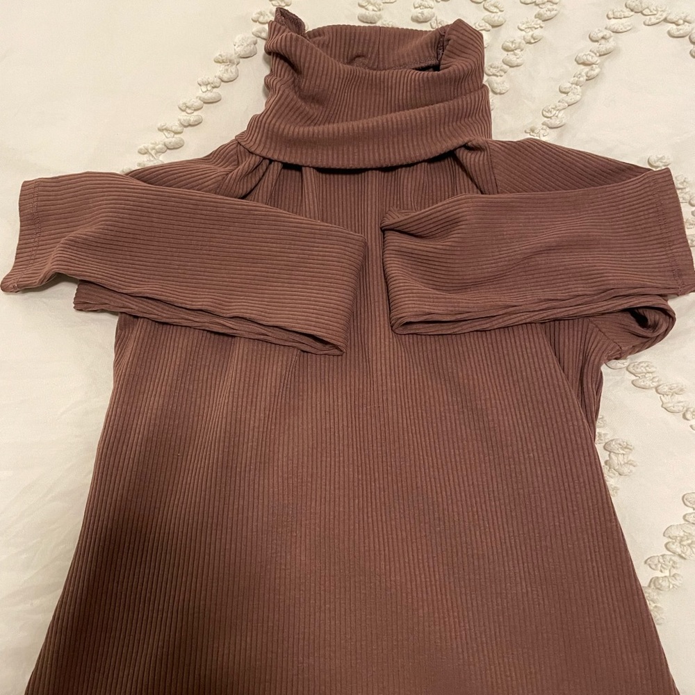 Medium brown turtle neck old navy